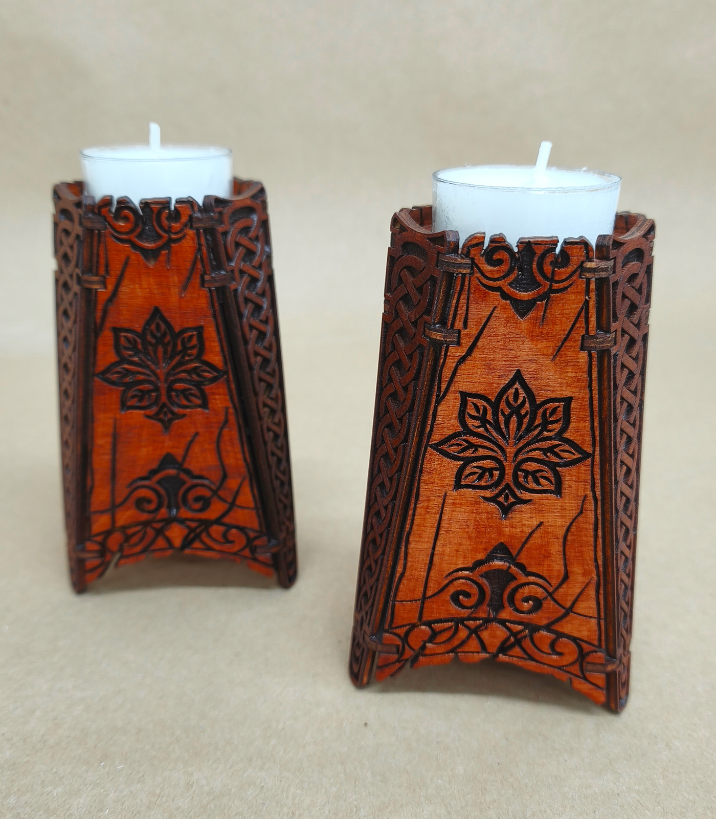 Wooden-Tower-3 פמוטי עץ לנרות תה בעיצוב עלים בוטני – תמונה 1