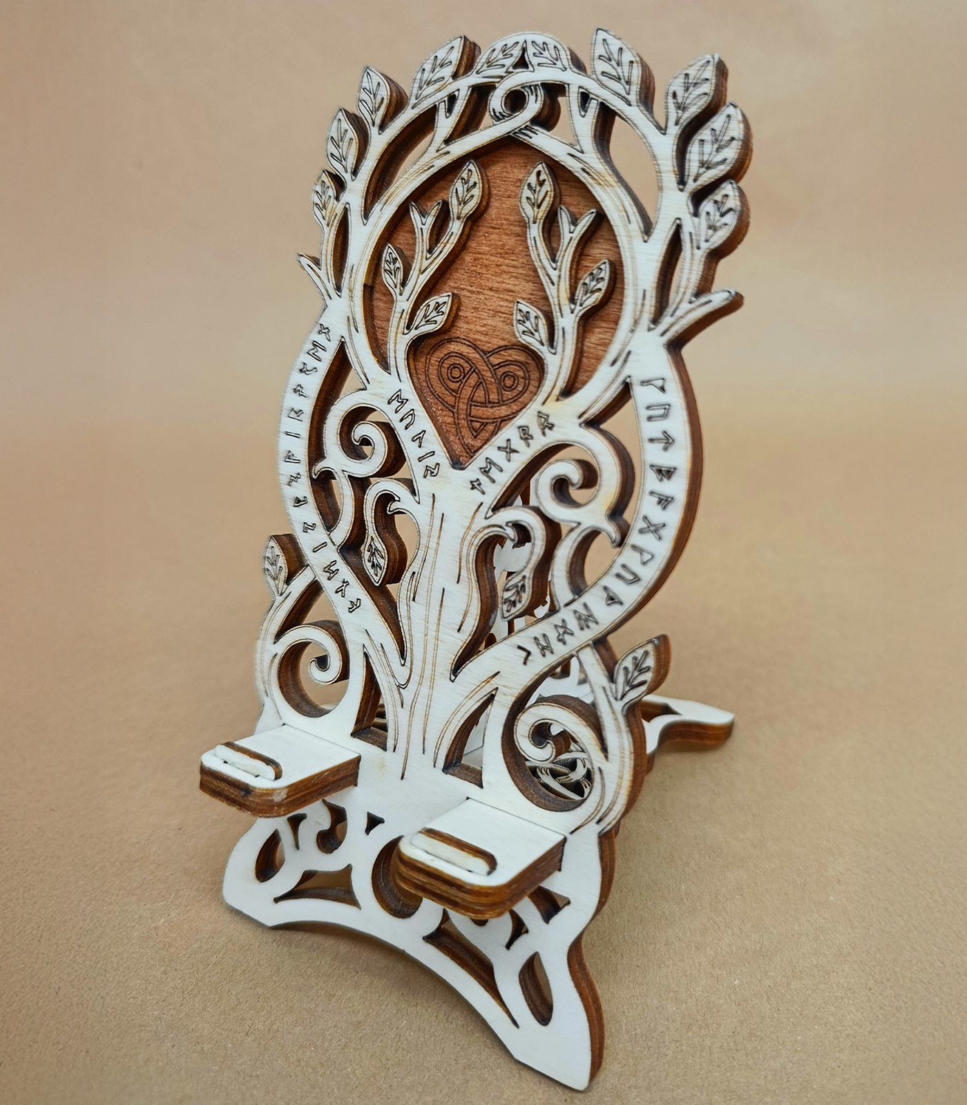 wooden-phone-stand-druid-1 מעמד תלת-מימדי לטלפון מעץ בעיצוב עץ החיים ורונות – תמונה 1